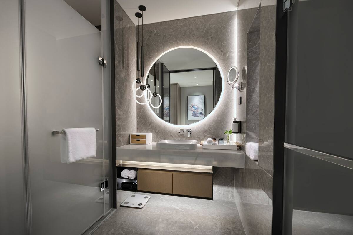 1 King Bed Standard Football Stadium Vw | Bathroom | Shower, hydromassage showerhead, free toiletries, hair dryer