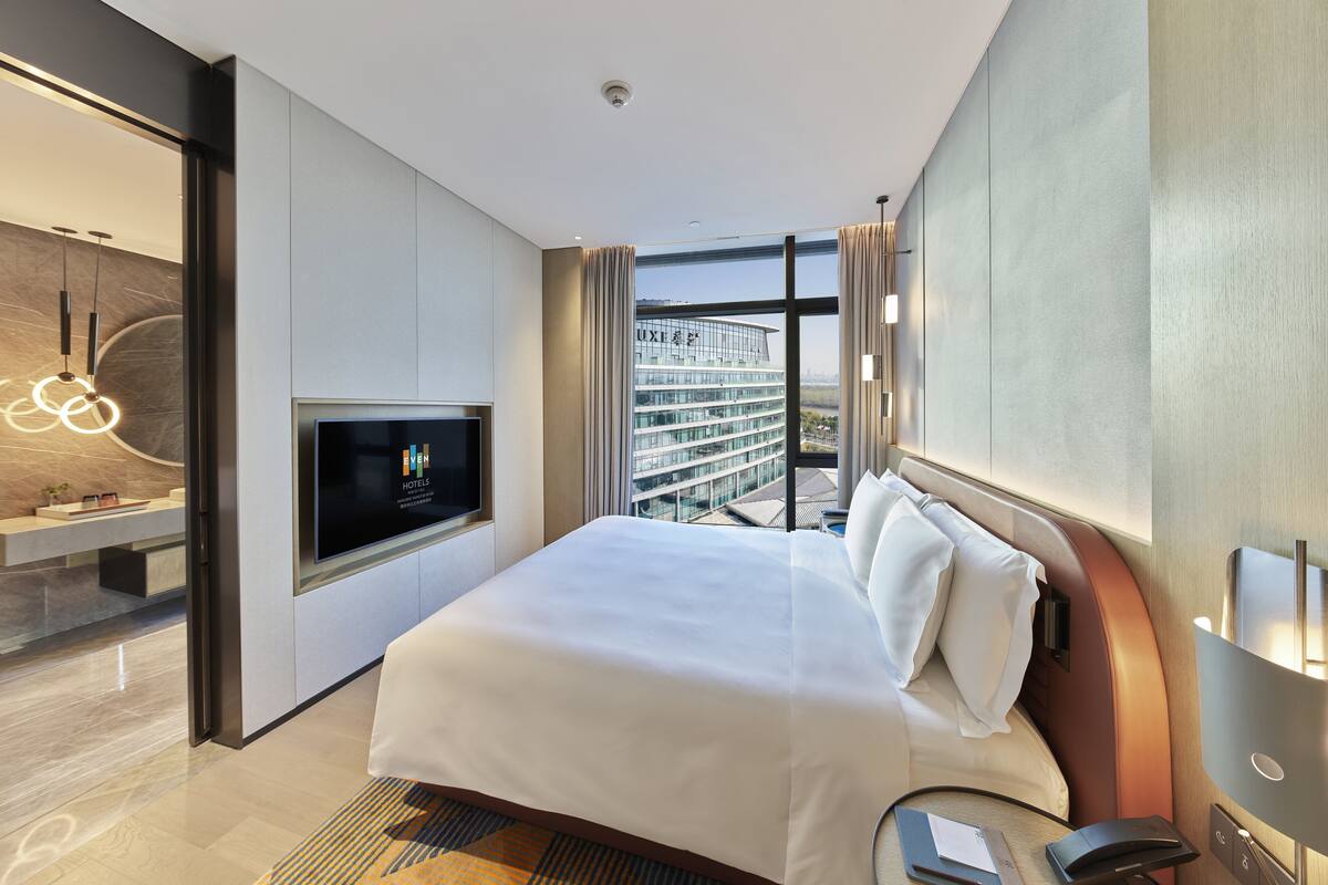 Suite, 1 kamar tidur | Seprai premium, selimut bulu angsa, isi minibar gratis, dan brankas