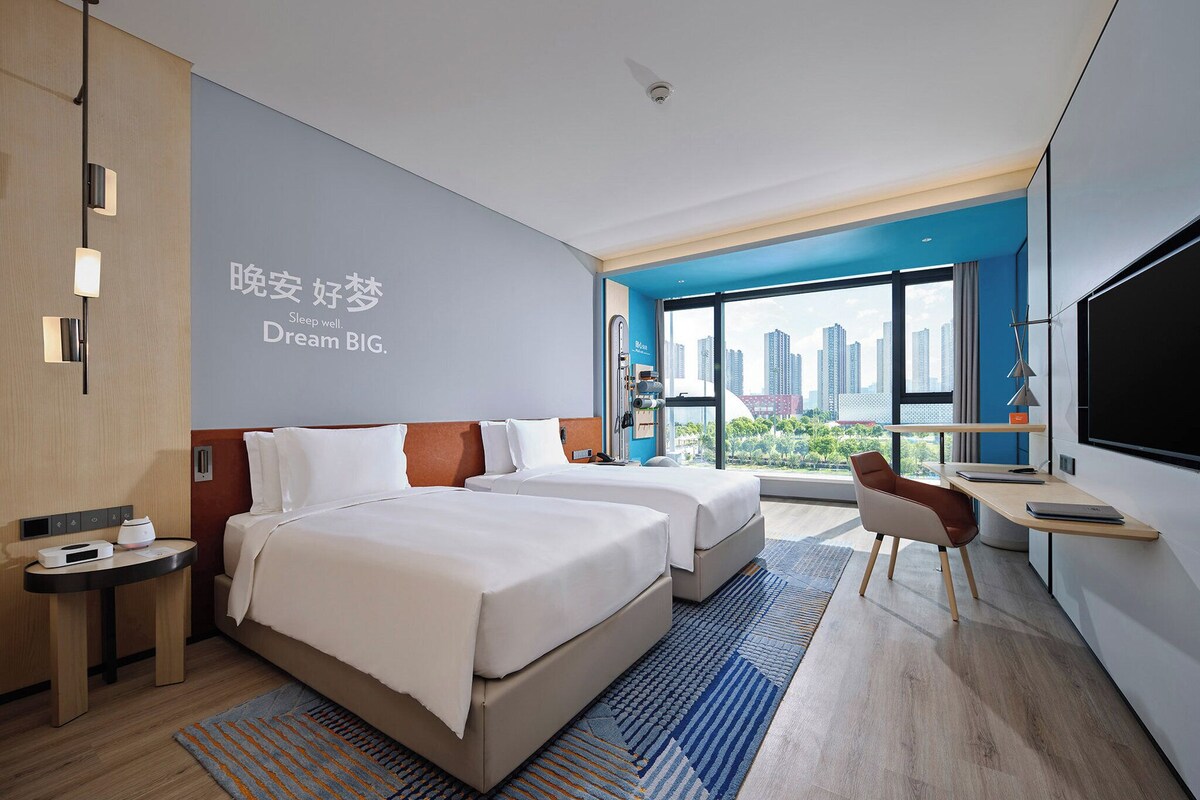2 Twin Beds Premium Football Stadium Vw | Premium bedding, down duvets, free minibar items, in-room safe
