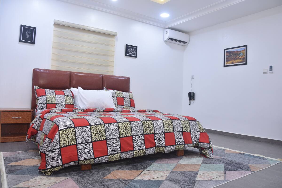 Desk, laptop workspace, iron/ironing board, rollaway beds