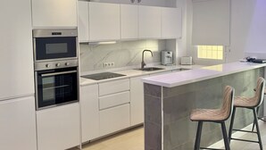 Coffee/tea maker, fridge, microwave, oven