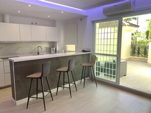 Réfrigérateur, micro-ondes, four, lave-vaisselle