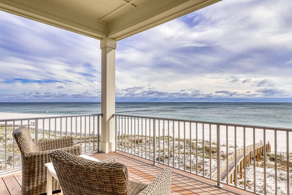 Property grounds - Elegant beachfront home w/ private plunge pool - steps from the sand (Orange Beach)