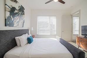 3 عدّة غرف نوم وبديكورات فريدة لكل غرفة وطراز فريد لكل وحدة وستائر تعتيم