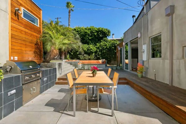 Outdoor dining - Sunset Cliffs Dream Home Ocean View Family Getaway (San Diego)