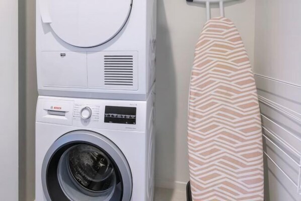 Cribs/infant beds - Hidden Lake Hotel & Apartments (Cambridge)