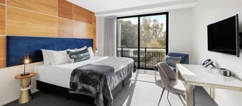 Hidden Lake Hotel & Apartments