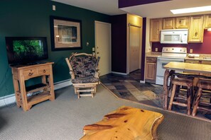 Condo, 1 King Bed, Kitchen | Living room