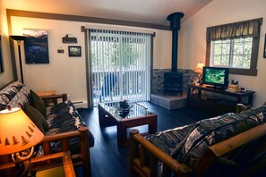 Appartement, meerdere bedden, balkon, uitzicht op rivier | Woonkamer | Een 42-inch televisie met kabelzenders en een open haard