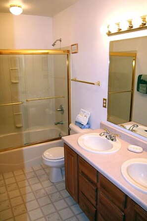 Apartment, Multiple Beds, Fireplace, River View | Bathroom