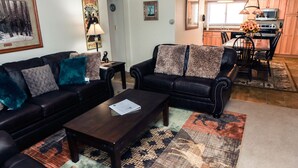 Apartment, Mehrere Betten, Kamin, Flussblick | Wohnzimmer
