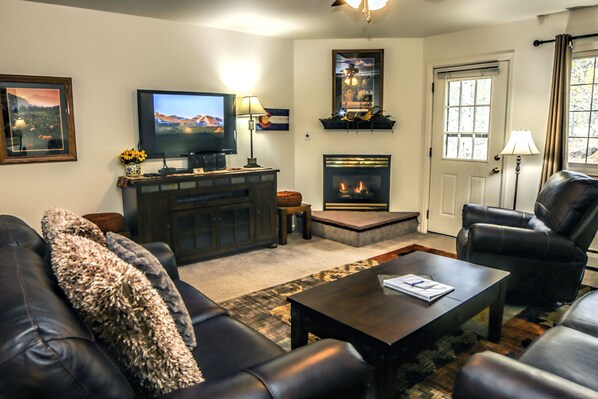 Apartment, Multiple Beds, Fireplace, River View | Living room