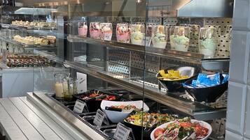 ๋งค์ผ ๋ทํ ๋ฌด๋ฃ ์์นจ ์์ฌ ํฌํจ