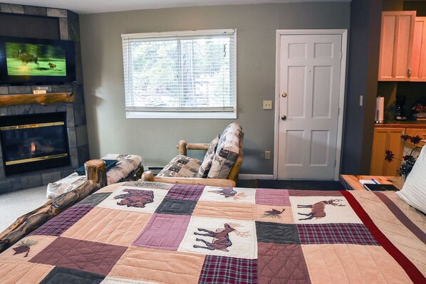 Apartment, 1 Queen Bed with Sofa bed, Hot Tub, River View