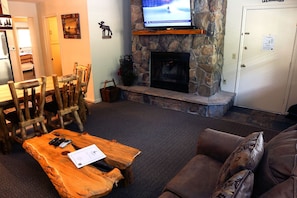Apartamento, 2 camas de matrimonio, balcón, vistas al río | Sala de estar | Televisión de 42 pulgadas con canales por cable, una chimenea