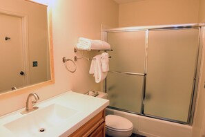 Huoneisto, 2 keskisuurta parisänkyä, parveke, jokinäköala | Kylpyhuone | Pyyhkeet