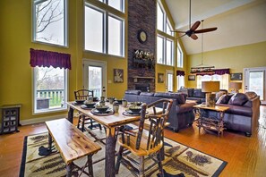 Télévision à écran plat, cheminée