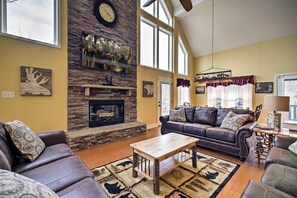 Cabane, plusieurs lits, bain à remous | Salle de séjour | Télévision à écran plat, cheminée