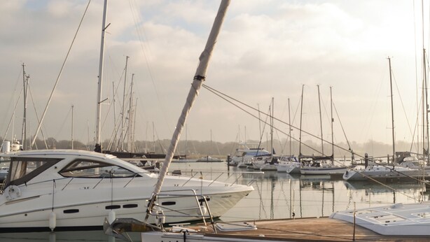 Eine Marina mit mehreren Segelbooten an den Liegeplätzen.