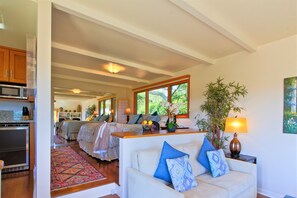 Smart TV, libri, impianto stereo, monitor per computer