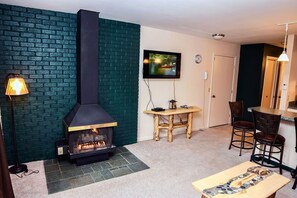 Condo, 1 King Bed, Fireplace, Mountain View | Living room