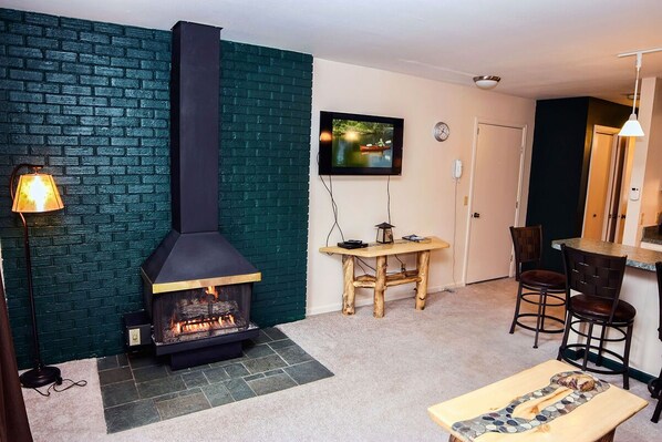 Condo, 1 King Bed, Fireplace, Mountain View | Living room