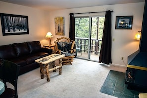 Condo, 1 King Bed, Fireplace, Mountain View | Living room