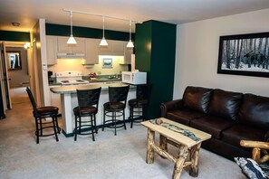 Condo, 1 King Bed, Fireplace, Mountain View | Living room