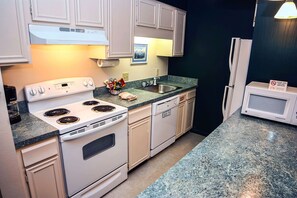 Condo, 1 King Bed, Fireplace, Mountain View | Private kitchen