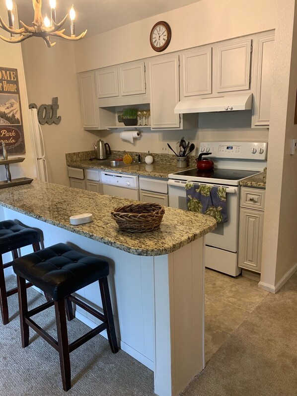 Condo, 1 King Bed, Balcony, River View | Private kitchen