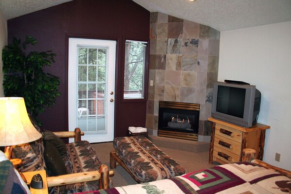 Condo, 1 grand lit, baignoire à remous, vue sur le fleuve | Salle de séjour | Téléviseur de 42 po avec télévision par câble, foyer