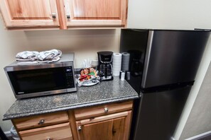 House, 1 King Bed, Balcony, River View | Private kitchen