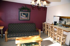 Condo, 1 cama Queen, banheira de imersão, vista para o rio | Sala de estar | TV 42 polegadas com canais a cabo, lareira