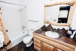 House, 1 Queen Bed | Bathroom