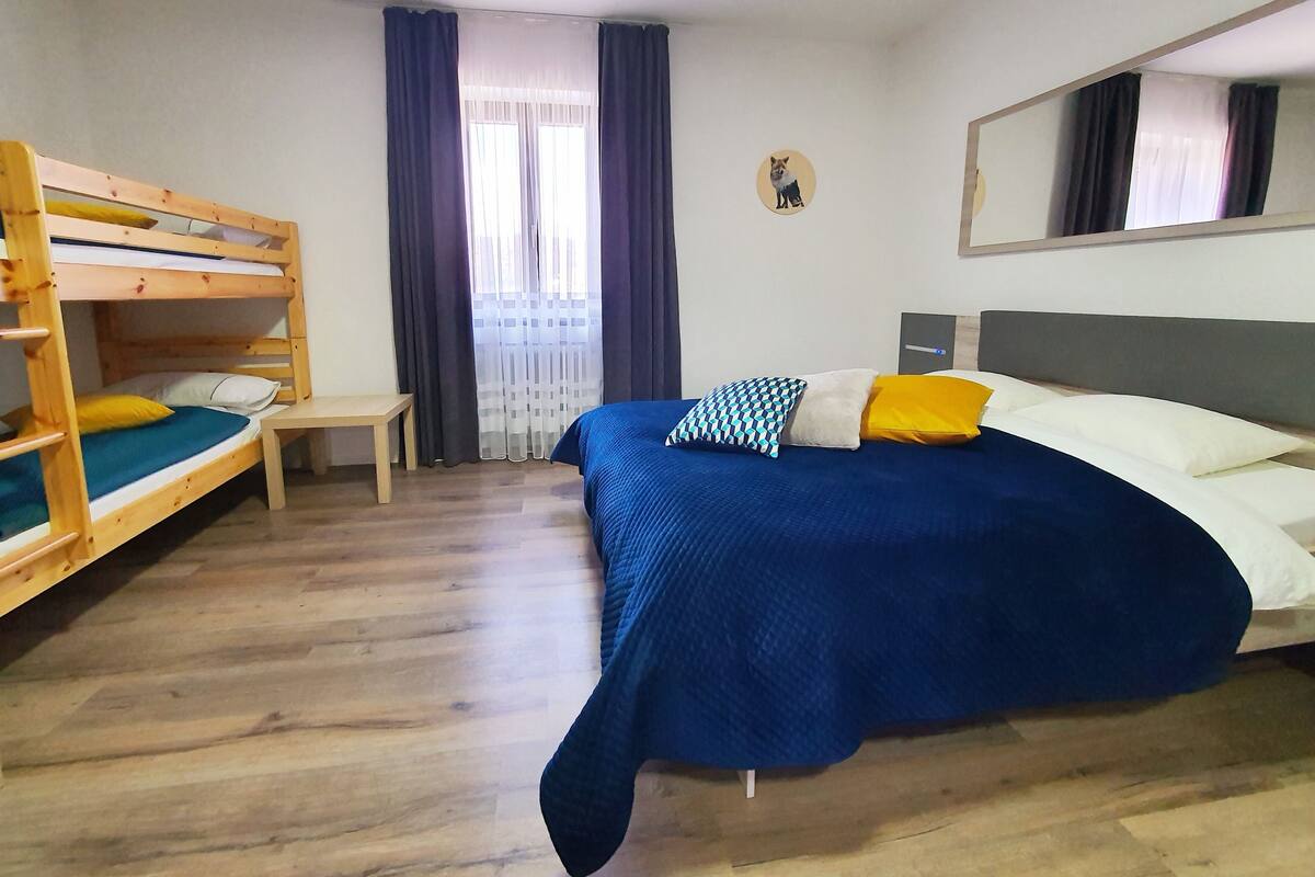 Vierpersoonskamer | Donzen dekbedden, bedden met traagschuimmatras, een minibar, een bureau