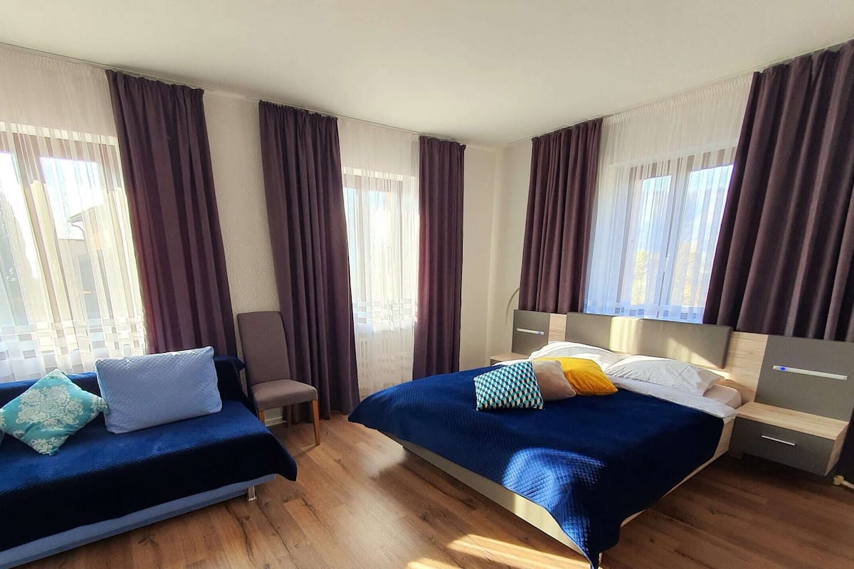 Panorama driepersoonskamer | Donzen dekbedden, bedden met traagschuimmatras, een minibar, een bureau