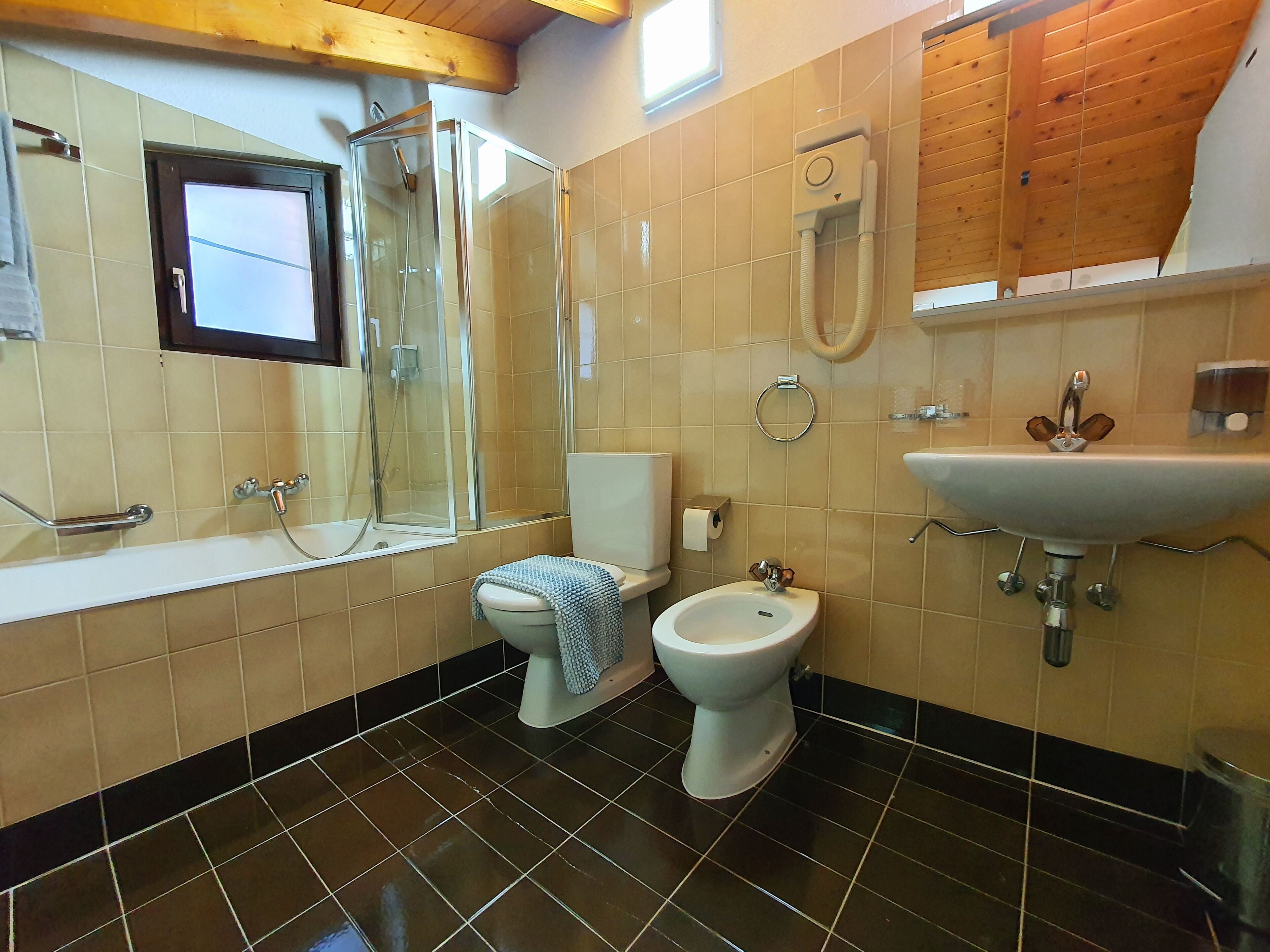 Family Room | Bathroom | Hair dryer, towels, soap, shampoo