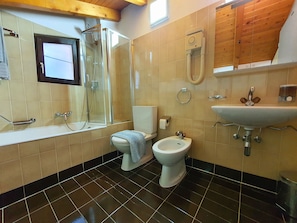 Family Room | Bathroom | Hair dryer, towels, soap, shampoo - B&B Ombrone (Lugano)