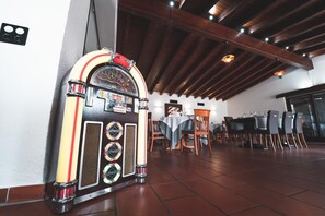 朝食 (ビュッフェ)、毎日提供 (無料)