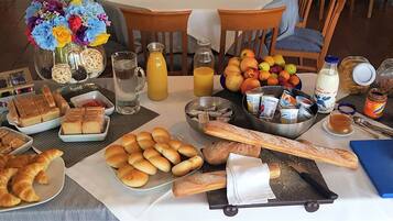 Free daily buffet breakfast