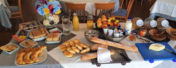 Free daily buffet breakfast