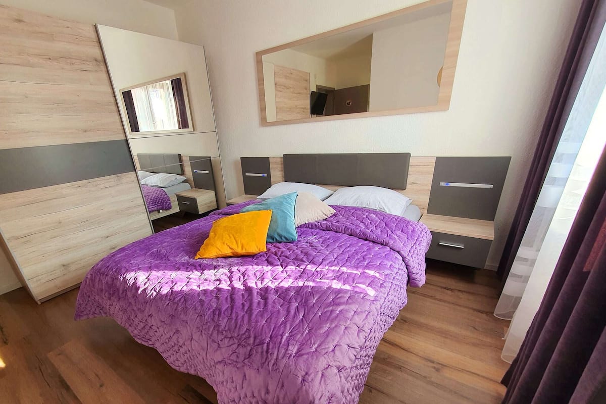 Tweepersoonskamer | Donzen dekbedden, bedden met traagschuimmatras, een minibar, een bureau