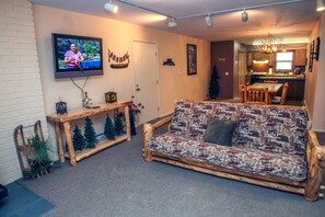 Apartment, Mehrere Betten, Balkon, Flussblick | Wohnzimmer | 42-Zoll-Fernseher mit Kabelempfang, Kamin