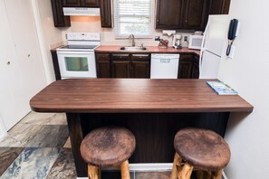 Apartamento, 1 cama de matrimonio grande, chimenea, vistas al río | Cocina privada | Frigorífico, microondas, placa de cocina y lavavajillas