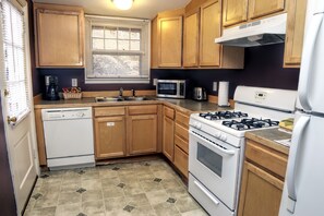 Appartement, plusieurs lits, bain à remous | Cuisine privée | Réfrigérateur, micro-ondes, plaque de cuisson, lave-vaisselle