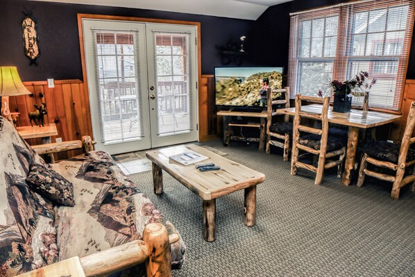 Apartment, Multiple Beds, Hot Tub | Living room