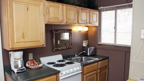 Private kitchen - Fawn Valley Inn: Cabana (Estes Park)