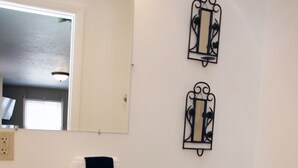Bathroom - Fawn Valley Inn: Cabana (Estes Park)