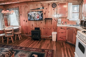 Cabin, Multiple Beds, Hot Tub, Mountain View | Private kitchen