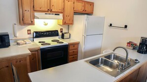 House, Multiple Beds, Fireplace, Mountain View | Private kitchen | Coffee/tea maker, fridge, microwave, oven - Lazy R Cottages: 7A (Estes Park)